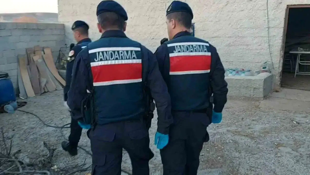 Meskenin Bahçesinde Uydurma İçki Üreten 2 Kuşkulu Gözaltına Alındı