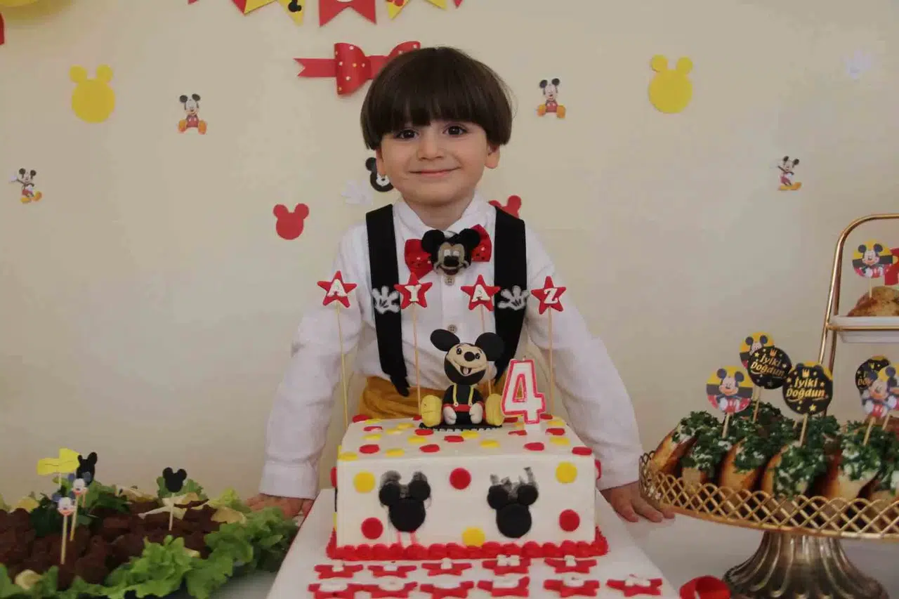 Minik Ayaz 4 Yıl Sonra Birinci Defa Doğum Gününü Kutladı