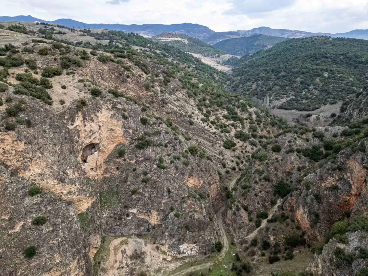 Nuh Tufanında Sığınak Olarak Kullanıldığı Argüman Edilen Mağara Keşfedilmeyi Bekliyor