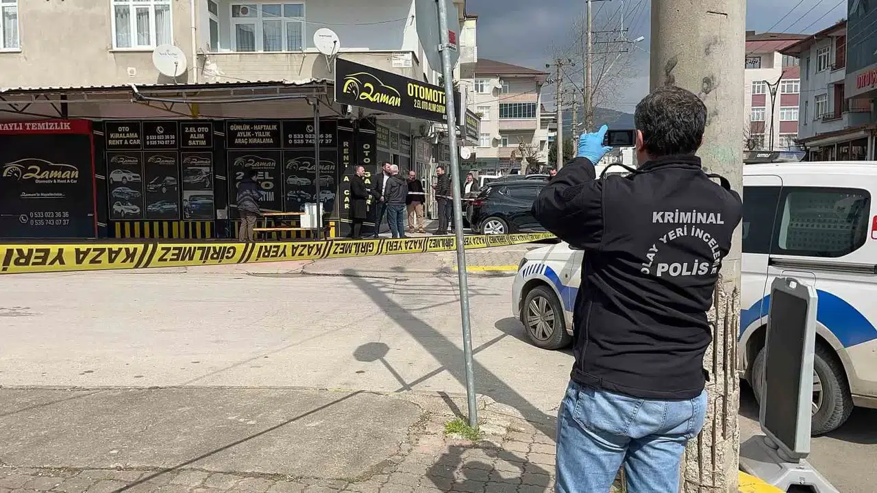 Oto Galeride Dehşet: Kurşun Anne ve 2 Çocuğun Oturduğu Salona İsabet Etti