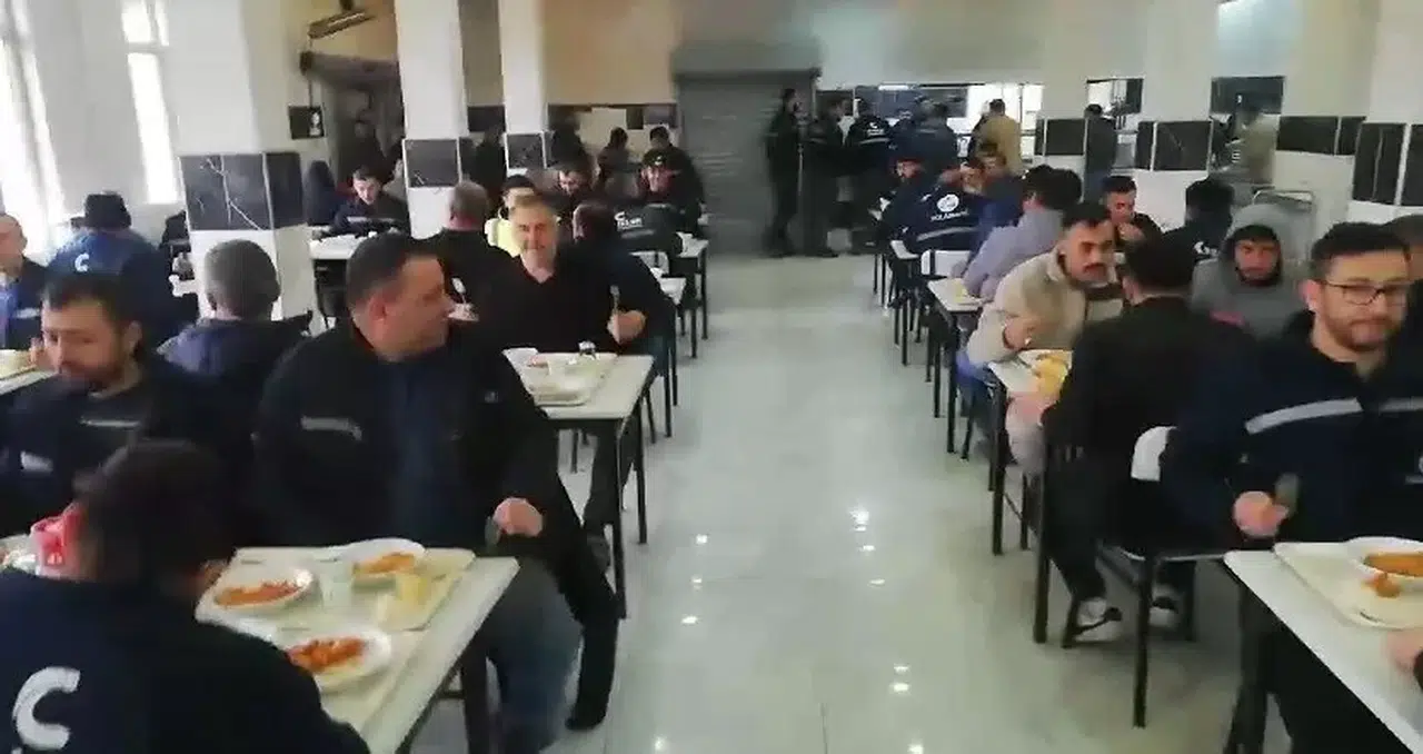 Özelleştirilen Termik Santrallerin Emekçileri Öğlen Yemeğinde Hareket Yaptı