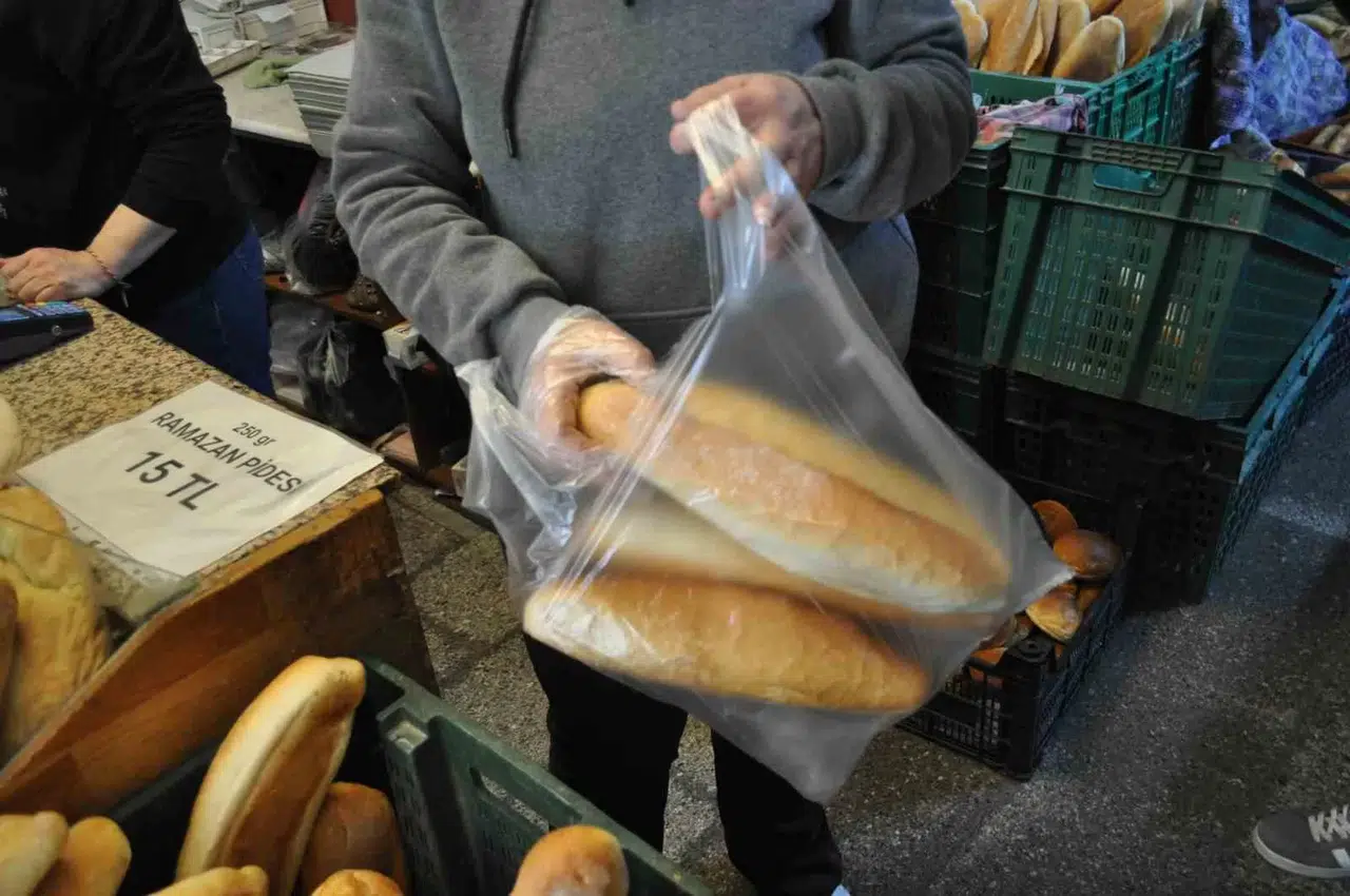 Poşetini Getirene Ekmeği Ucuza Satan Fırıncı Etraf Kirliliğine Mani Oluyor