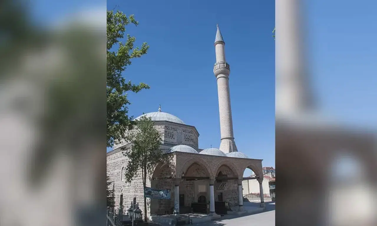 Ezan Erken Okundu, Orucu Üç Dakika Erken Açtılar