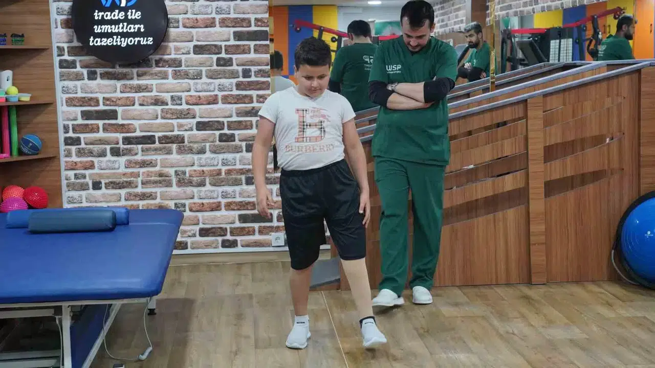 Sarsıntı Kaygısıyla Otomobilde Yaşayan Hasan Proteze Kavuştu