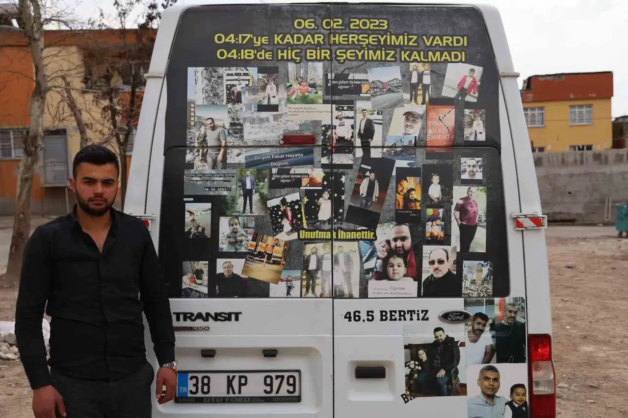 Sarsıntı Şehitlerinin Fotoğrafını Minibüsün Ardına Astı