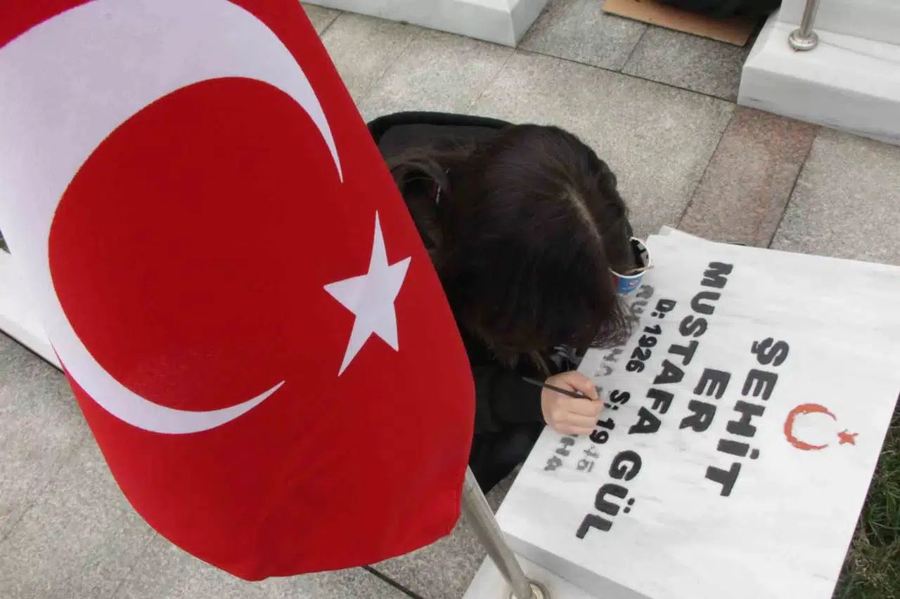 Şehit Mezarları Lise Öğrencilerinin Eli ile Güzelleşiyor
