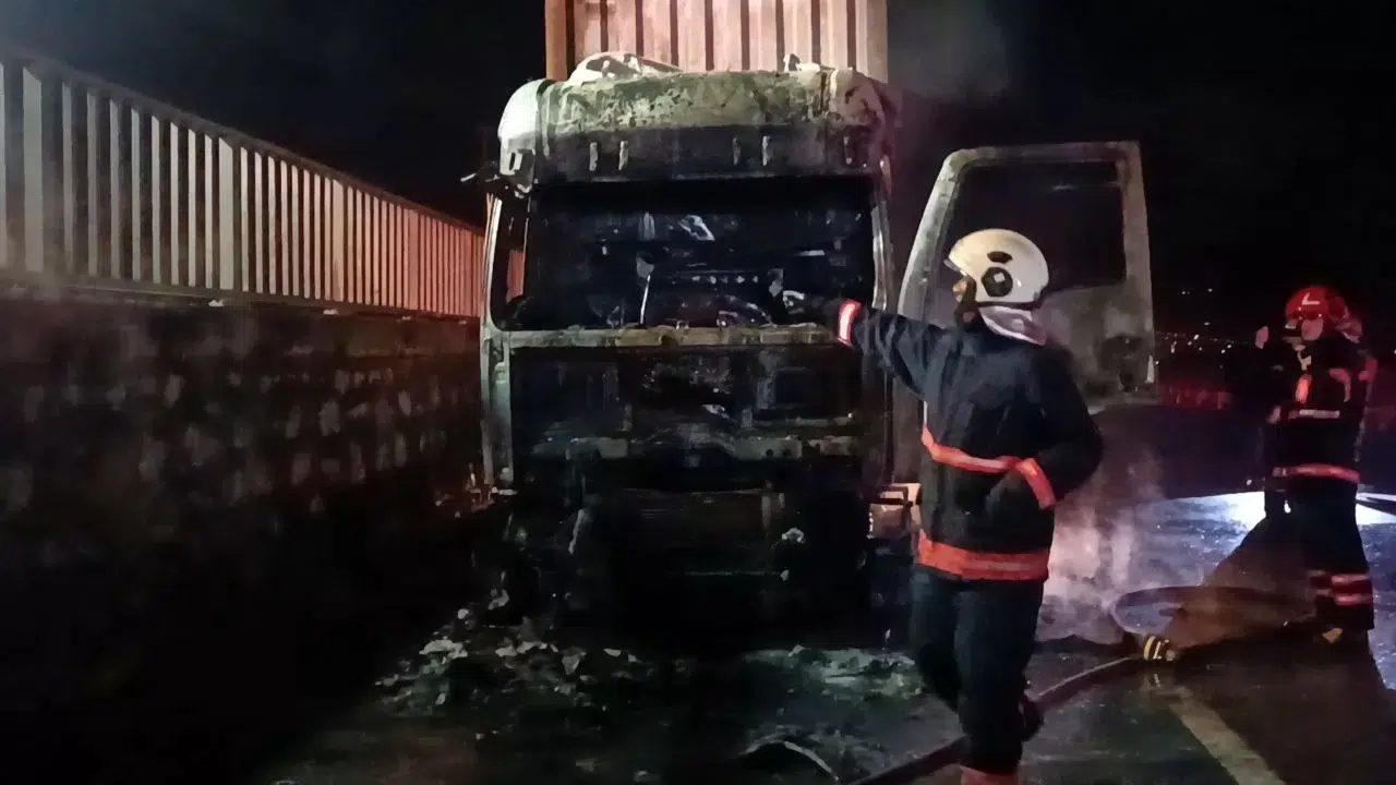 Seyir Halindeyken Yanan Tır Küle Döndü