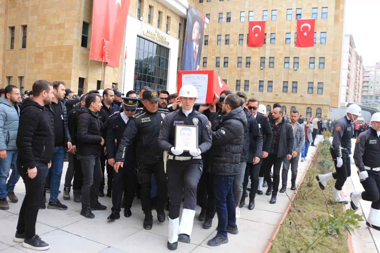 Şırnak Şehidi Silah Arkadaşlarının Omuzlarında Uğurlandı