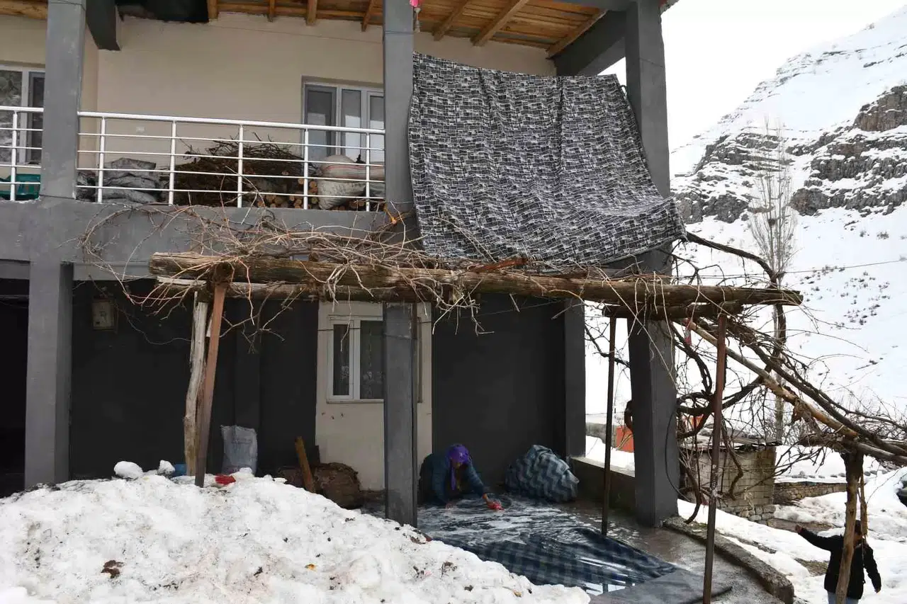 Şırnaklı Annelerin Kışın Soğuk ile Uğraşları Sürüyor