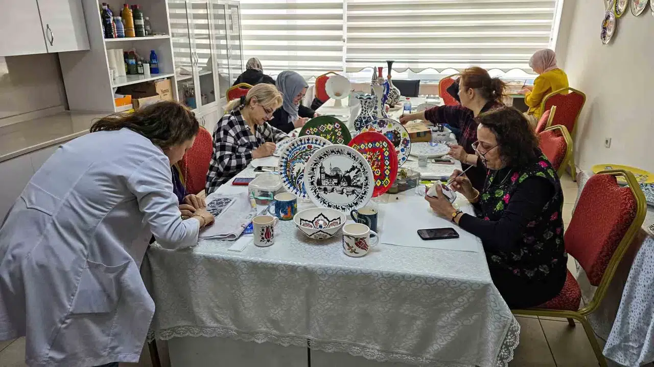 Tokat’ta Bayanlar Çini Sanatıyla Hem Hobi Hem Meslek Ediniyor