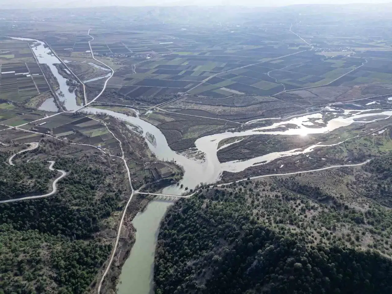 Tozanlı ve Kelkit Çaylarının Kucaklaşmasıyla Oluşan Yeşilırmak, Görsel Şölen Oluşturuyor