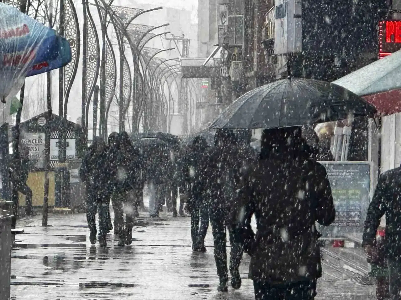 Yüksekova’da Ağır Kar Yağışı