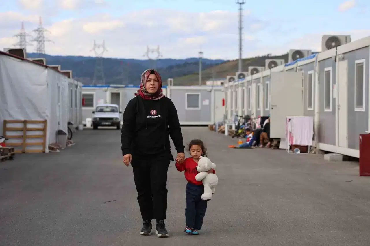 Zelzelede Binadaki 70 Şahıstan 66’sı Hayatını Kaybetti, Kurtulan Ailede Anne Hem Çocuğuna Bakıyor Hem Çalışıyor