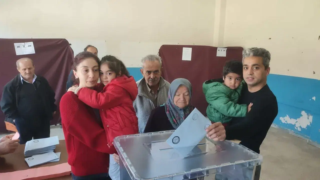100 Yaşındaki Fadime Nine Oy Kullanmaya Oğlunun Sırtında Gitti