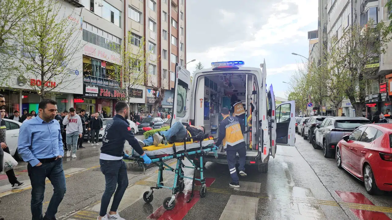 Otomobil ile Motosiklet Çarpıştı