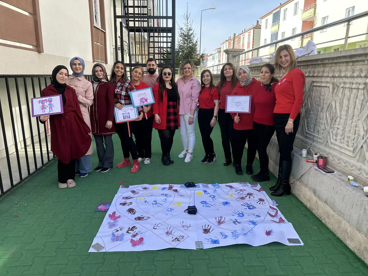 AK Partililerden Otizmli Çoçuklara Ziyaret