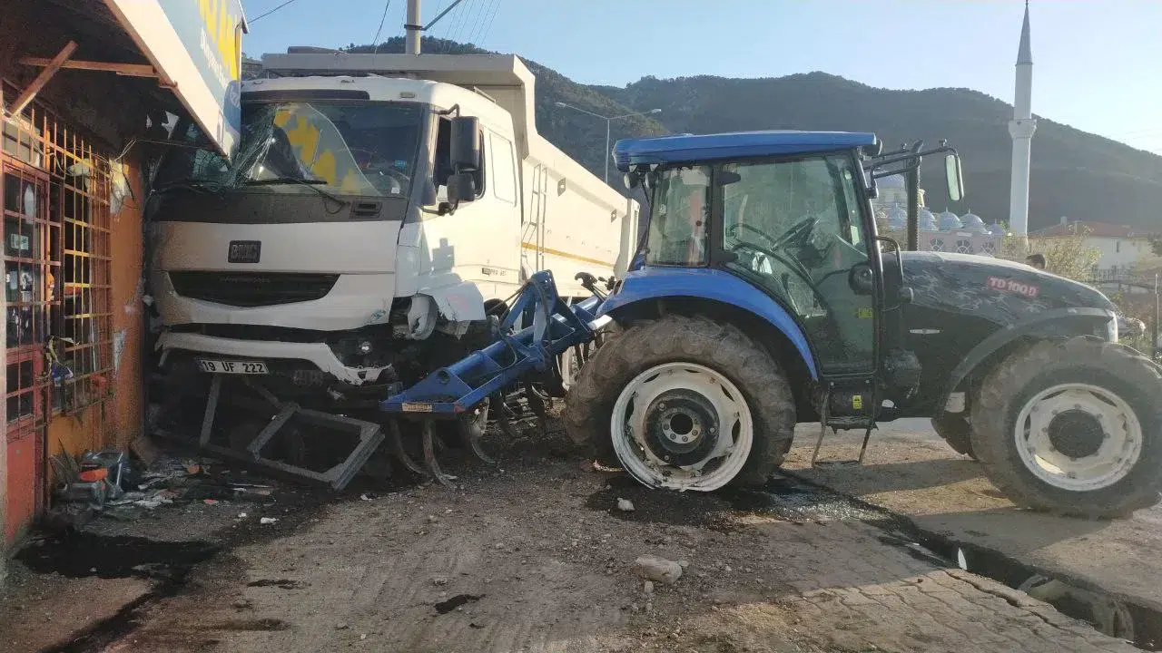 Çorum'da Kamyon İş Yerine Girdi: 1 Ölü, 1 Yaralı
