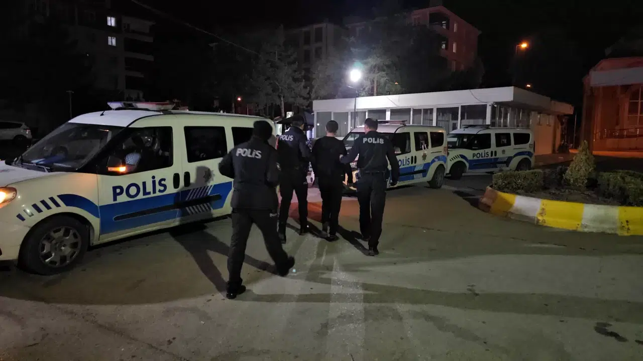 Araçta Uyuşturucu Saklayanlar Yakalandı