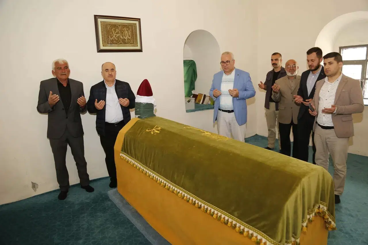 Vali, Türbe ve Camileri Inceledi