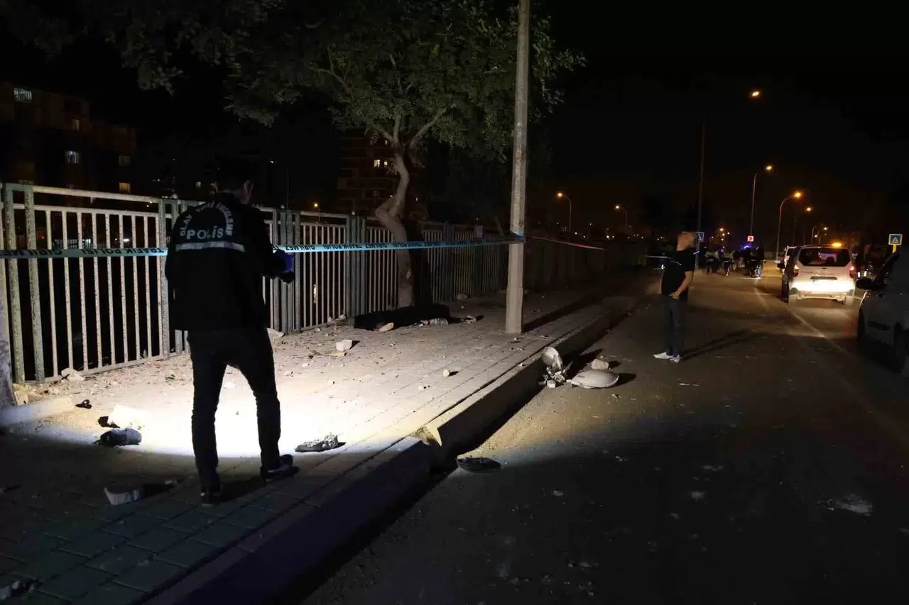 Adana’da Feci Kaza... Denetimden Çıkan Motosiklet Kaldırıma Çarpıp Sürüklendi: 2 Meyyit