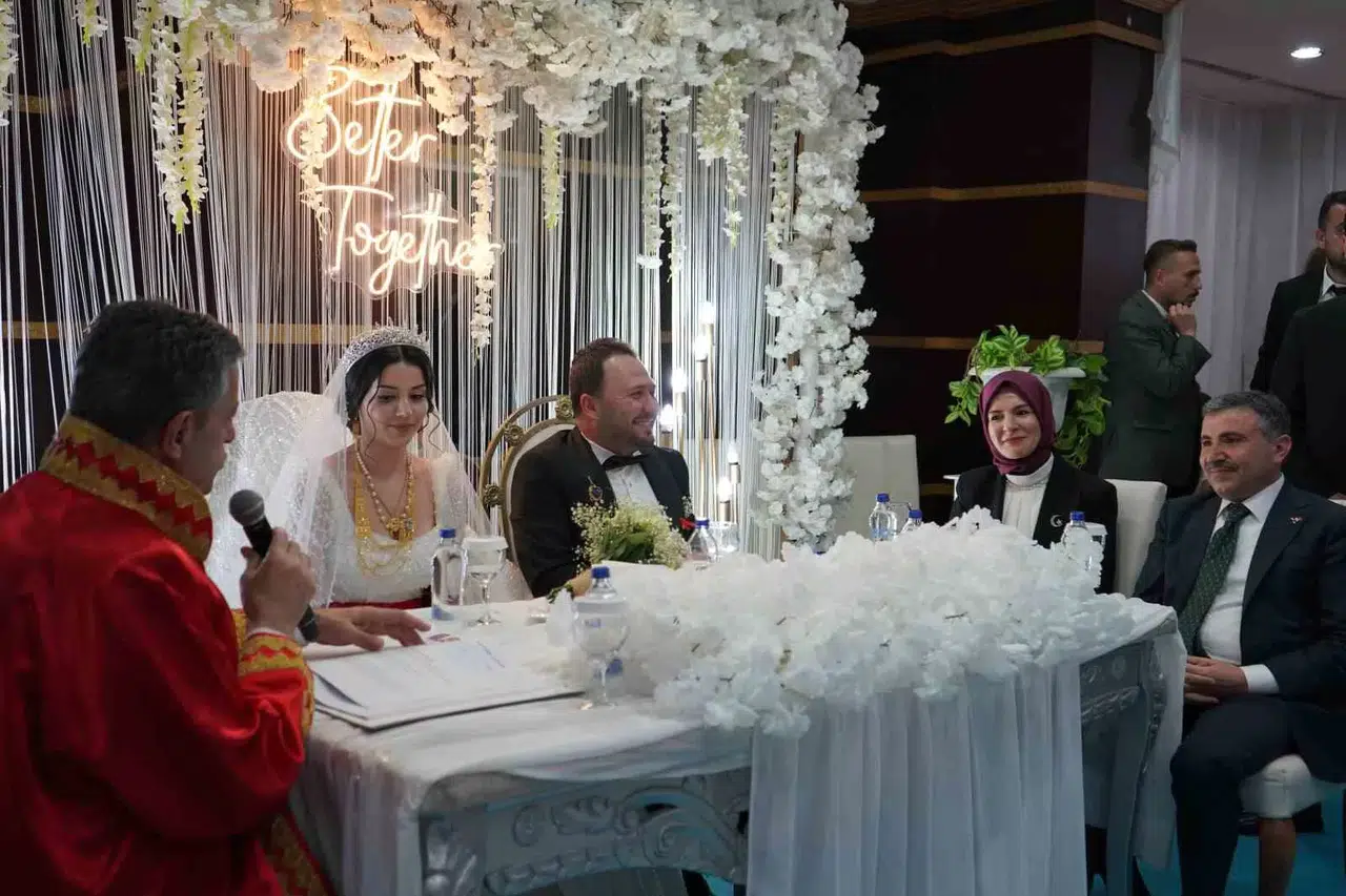 Aile ve Sosyal Hizmetler Bakanı Göktaş, Şırnak’ta Sidar Çiftinin Nikah Şahitliğini Yaptı