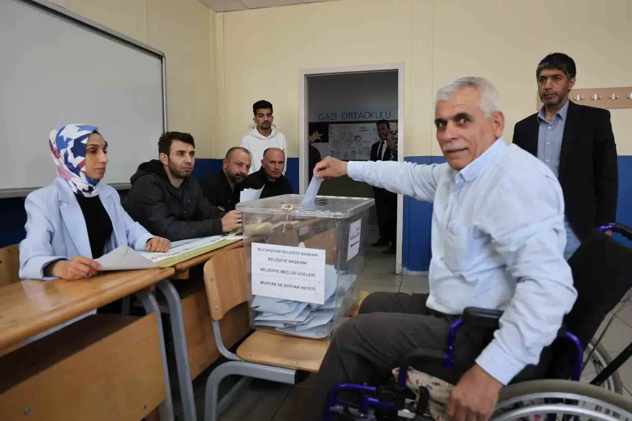 Ailesini Zelzelede Kaybeden Engelli Depremzede Oyunu Kullandı
