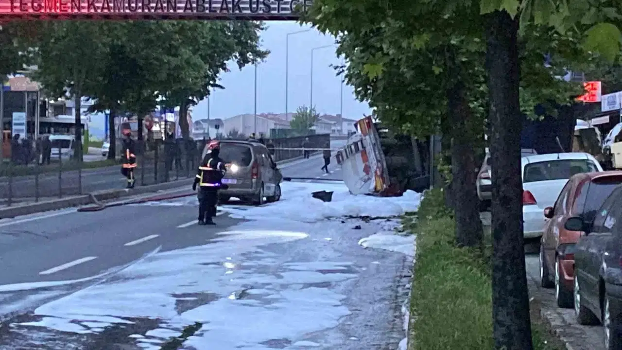 Akaryakıt Yüklü Tanker Kaza Yaptı: Patlama Riskine Karşı D-130 Karayolu Trafiğe Kapatıldı, Konutlar Tahliye Edildi