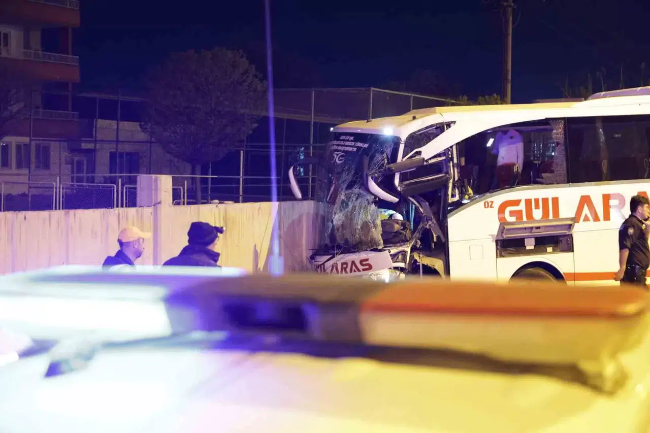 Aksaray’da Denetimden Çıkan Otobüs Bahçe Duvarına Çarptı: 8 Yaralı