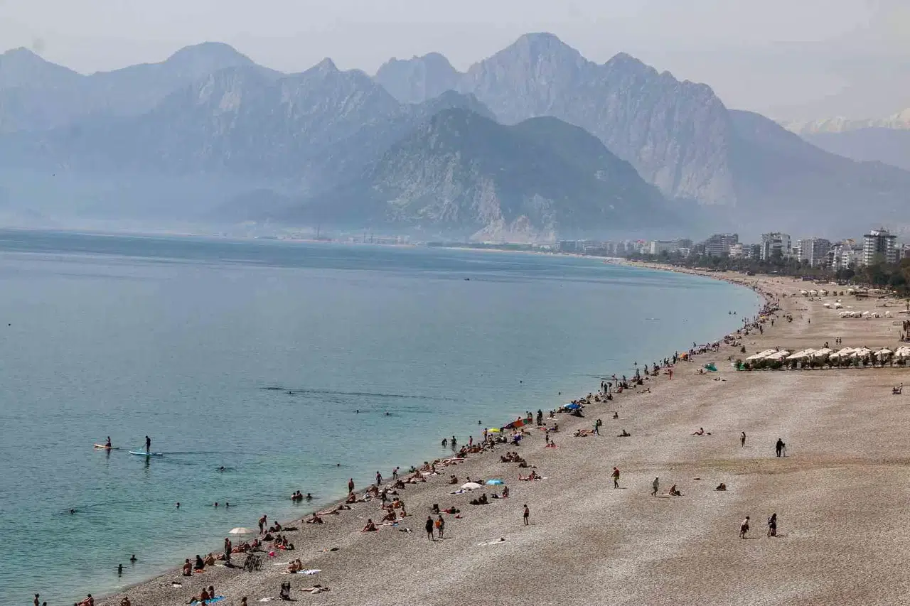 Antalya’da Vatandaşlar Oylarını Kullandıktan Sonra Konyaaltı Kıyıya Akın Etti