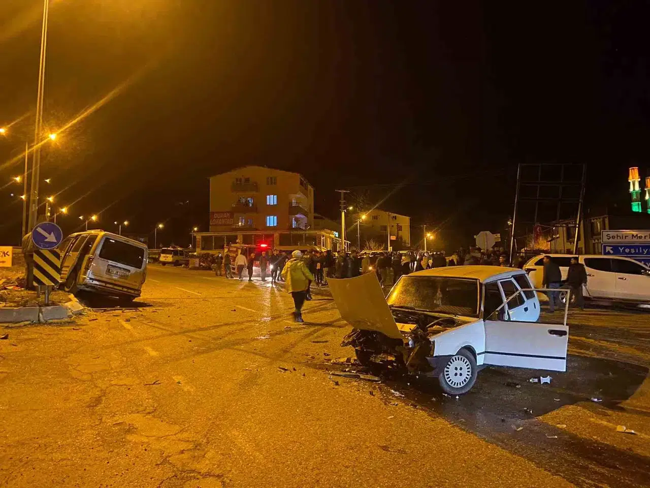 Araba ile Hafif Ticari Araç Çarpıştı:7 Yaralı