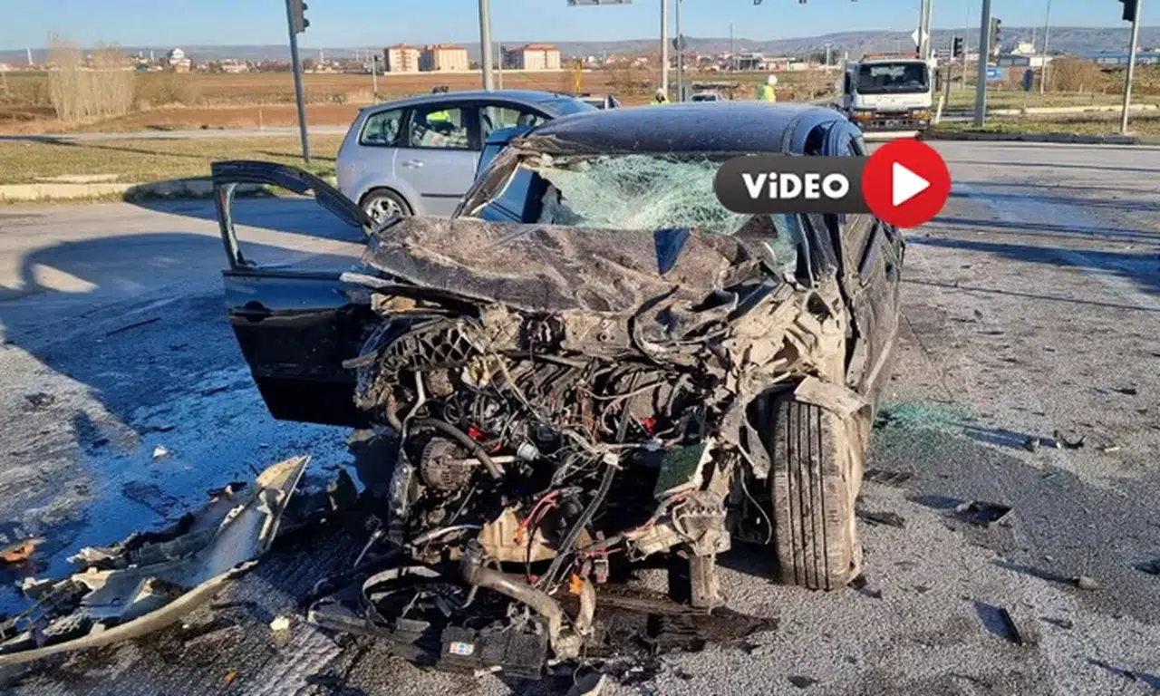 TIR İki Otomobil ile Çarpıştı