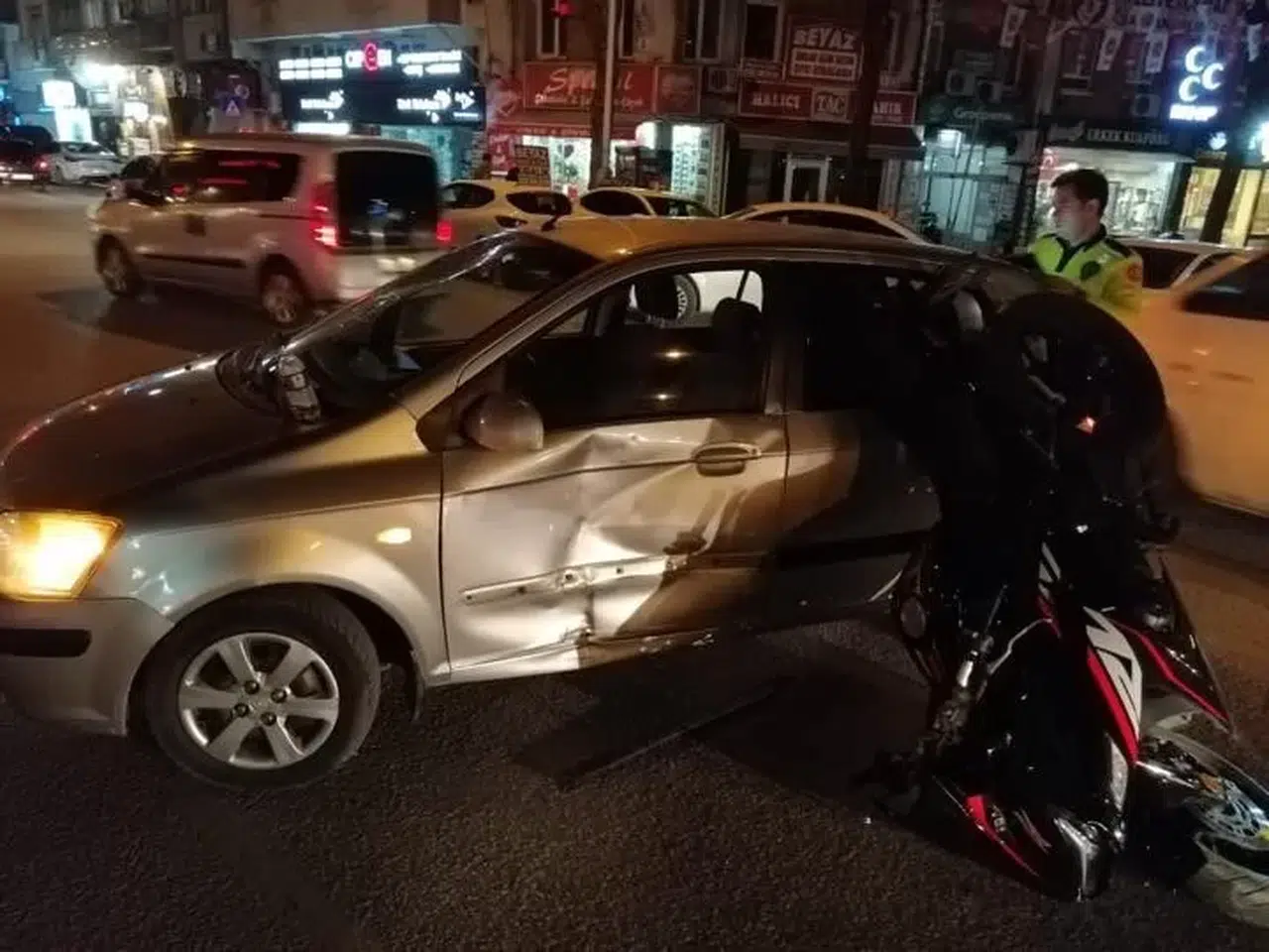 Arabaya Çarpan Motosikletin Şoförü Yaralandı