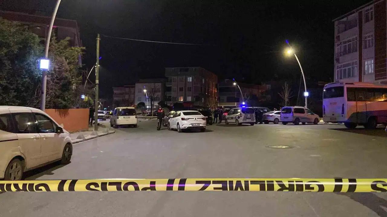 Arnavutköy’de Muhtarlık Seçimlerinde 2 Farklı Adayı Destekleyen Akrabalar Ortasında Silahlı Çatışma