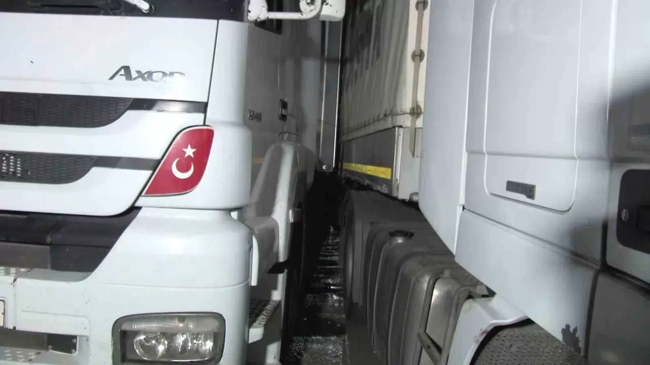 Ataşehir’de Denetimden Çıkan Tır Park Halindeki 2 Tıra Çarptı: 1 Yaralı