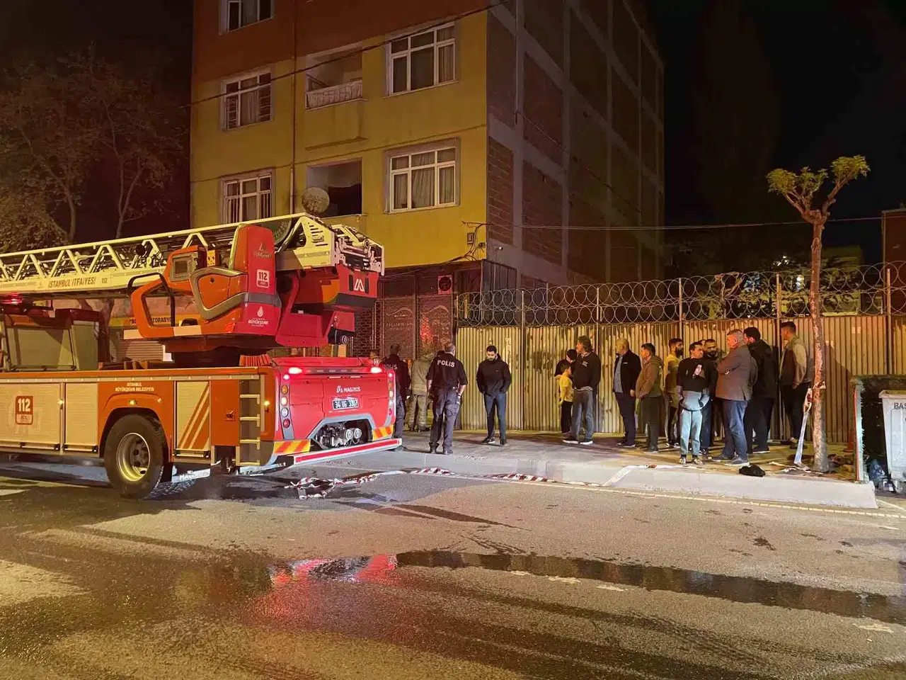 Avcılar’da 4 Katlı Binanın 1. Katında Çıkan Yangında Mahsur Kalan 11 Kişi Kurtarıldı
