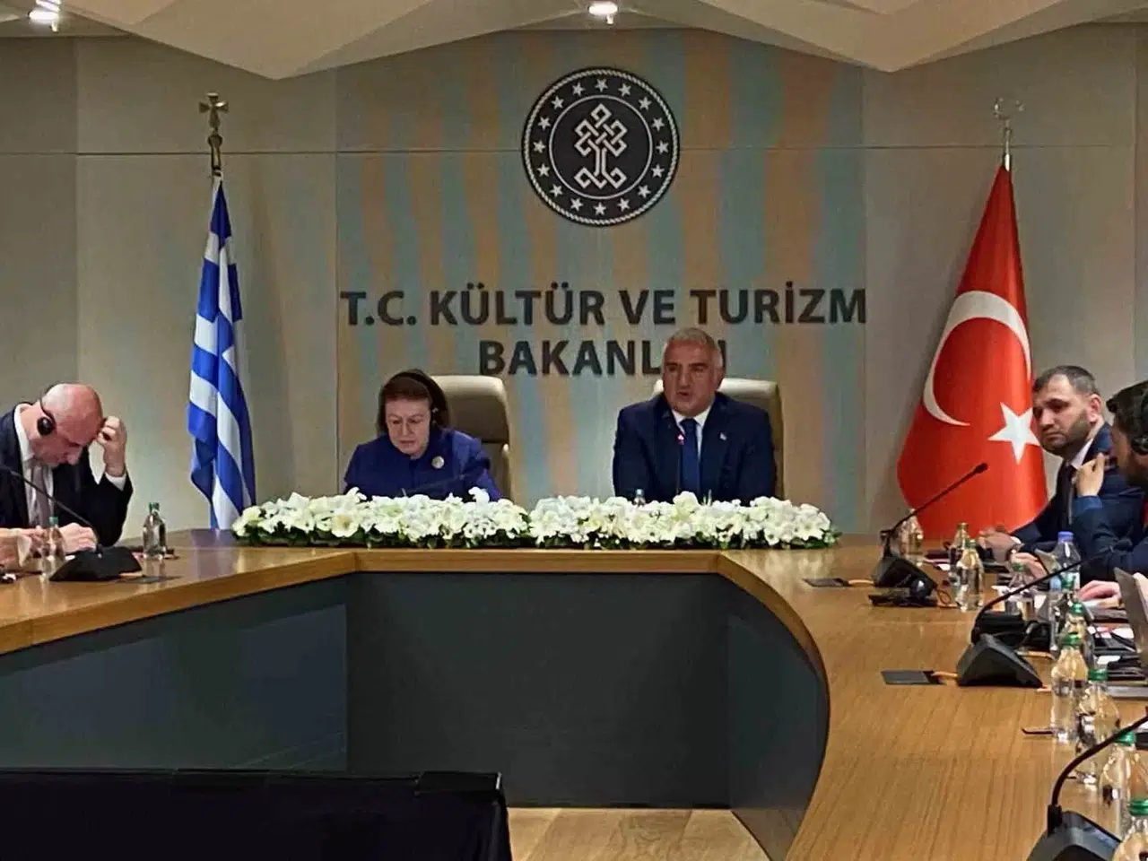 Bakan Ersoy, Yunan Mevkidaşı ile "Romeo ve Juliet" Oyununu İzledi