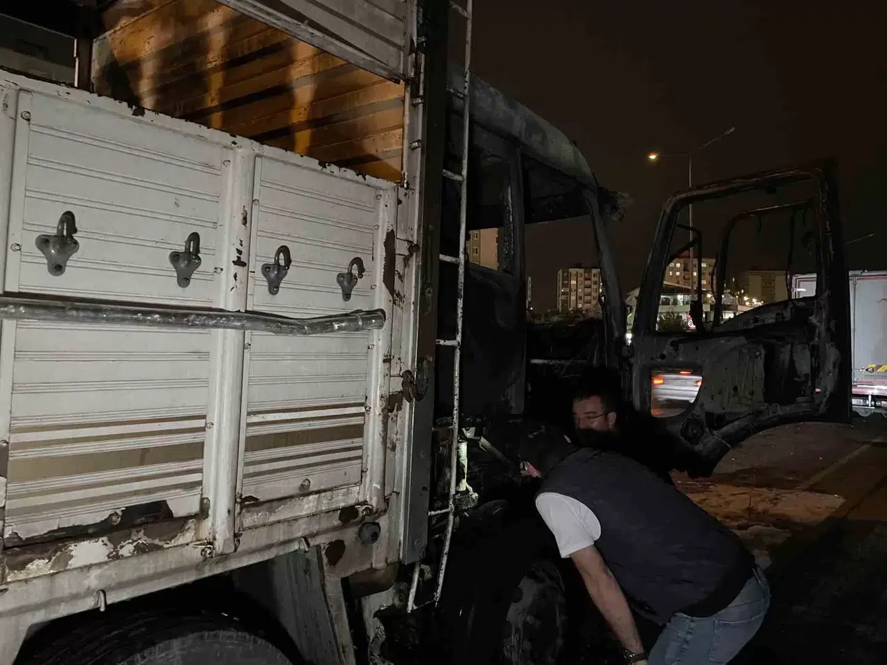 Başakşehir’de Kamyonu Yanan Sürücü: "Yemek Yedim, Döndüğümde Otomobilin Alev Aldığını Gördüm"
