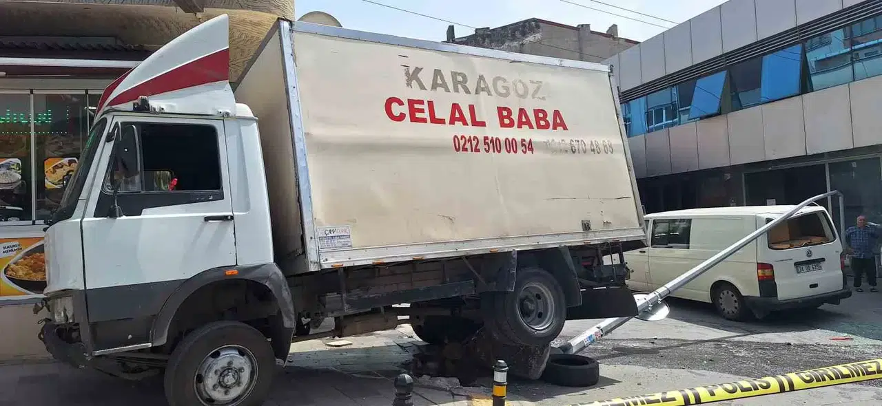 Bayrampaşa’da Facianın Eşiğinden Dönülen Anlar Kamerada: Kimyasal Unsur Yüklü Kamyonet Yokuş Aşağı Gelip Elektrik Direğine Çarptı