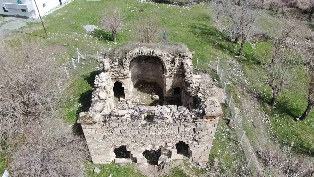 Bin 200 Yıllık Tarihi Eser, Vakte Direniyor