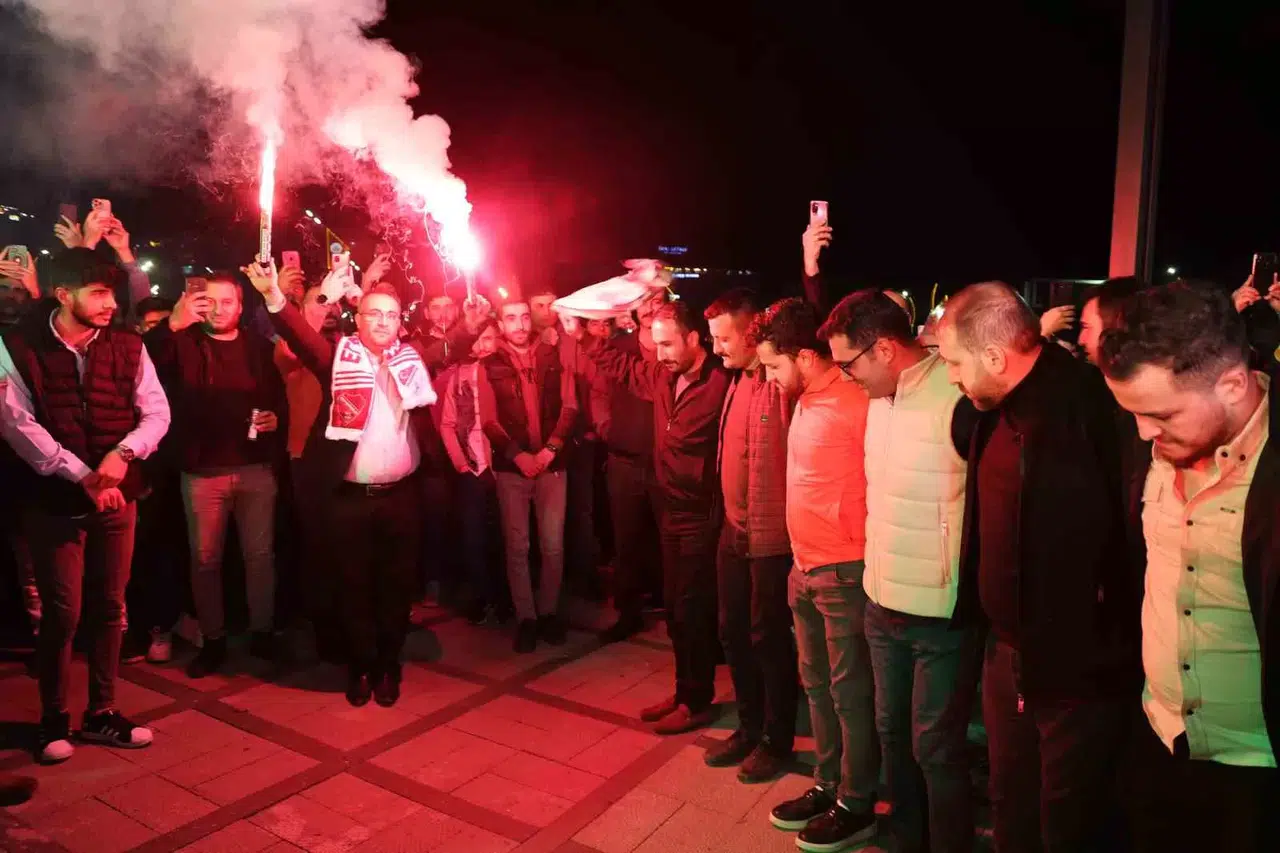 Bu Manzaralar Miting Alanından Değil, Sahur Halayından: Yüzlerce Kişi Klâsik Sahur Halayında Buluştu