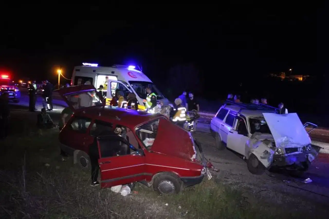 Çanakkale’de İki Araba Baş Başa Çarpıştı: 8 Yaralı