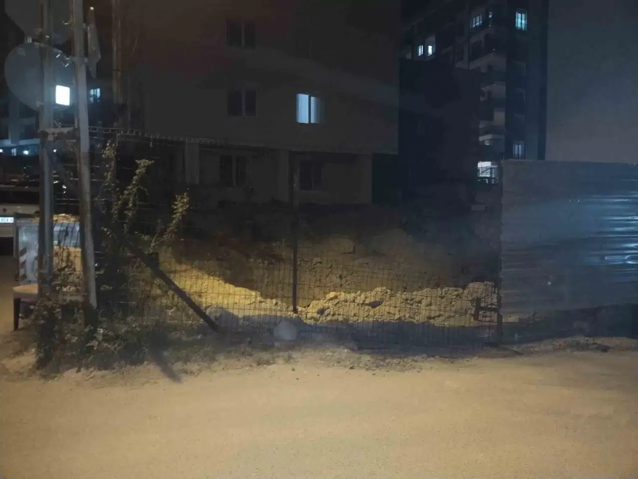 Çekmeköy’de Temel Hafriyatı Sırasında İstinat Duvarı Çöktü