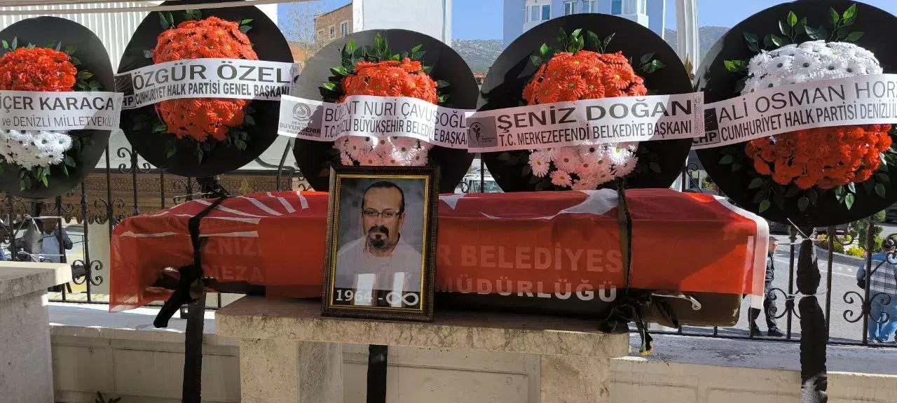 CHP’nin Çöken Balkonundan Düşüp Ölen İlçe Lider Yardımcısı Toprağa Verildi