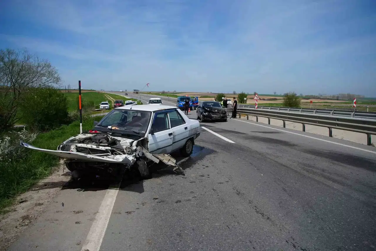 Edirne’de İki Araba Çarpıştı: 1 Yaralı
