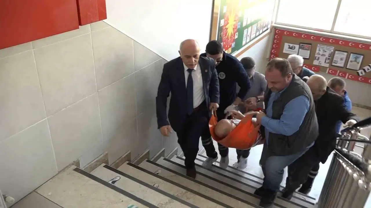 Engelli ve Yatalak Hastalar Sedye ile Oy Kullandı