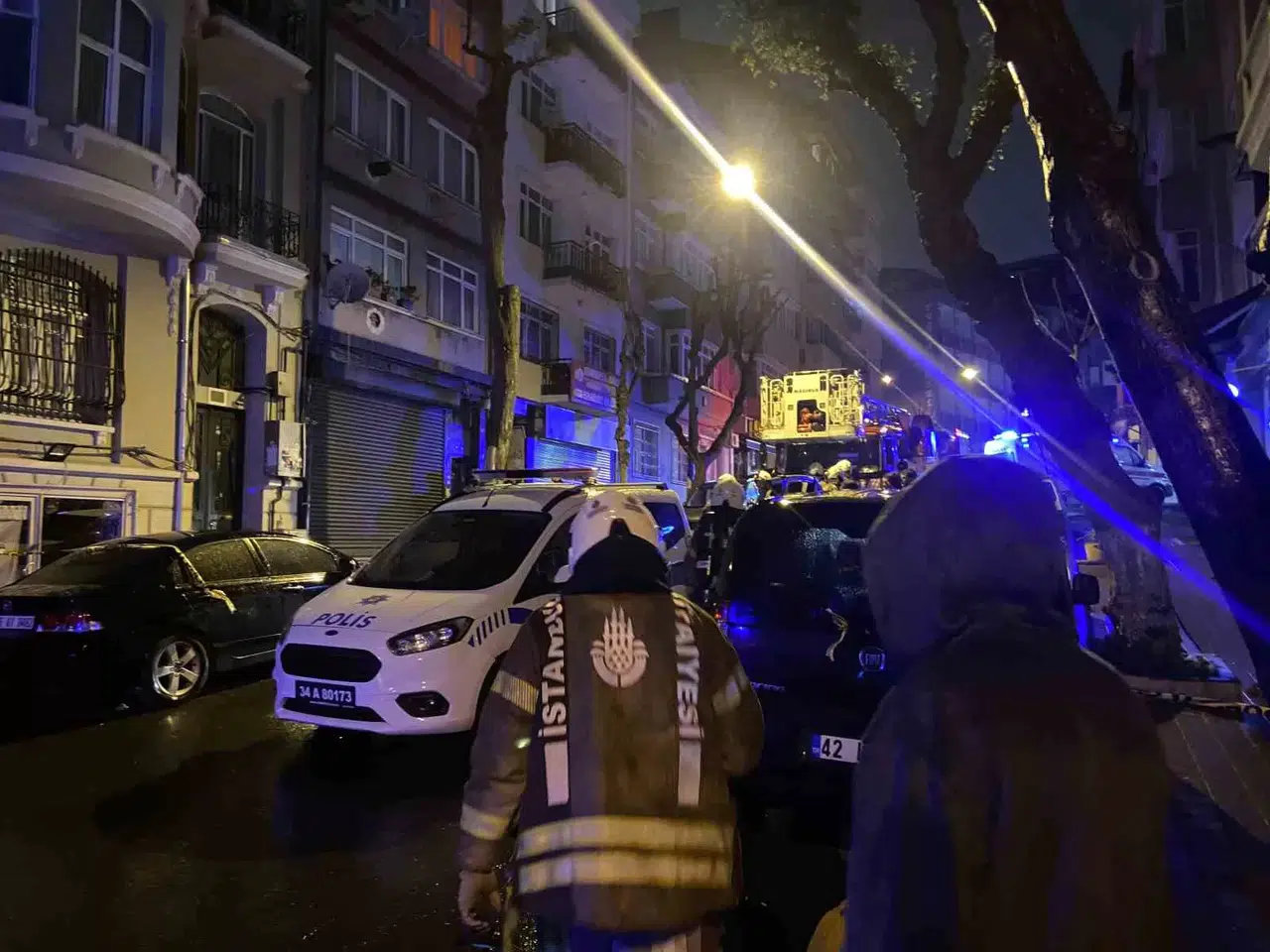 Fatih’te Hareketli Gece: Komşusunun Kapısına Balyoz ve Matkapla Saldırıp Kapıyı Ateşe Verdi