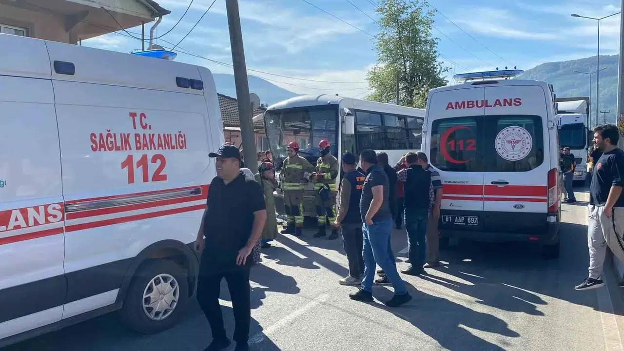 Halk Otobüsü Direğe Çarptı 12 Yaralı