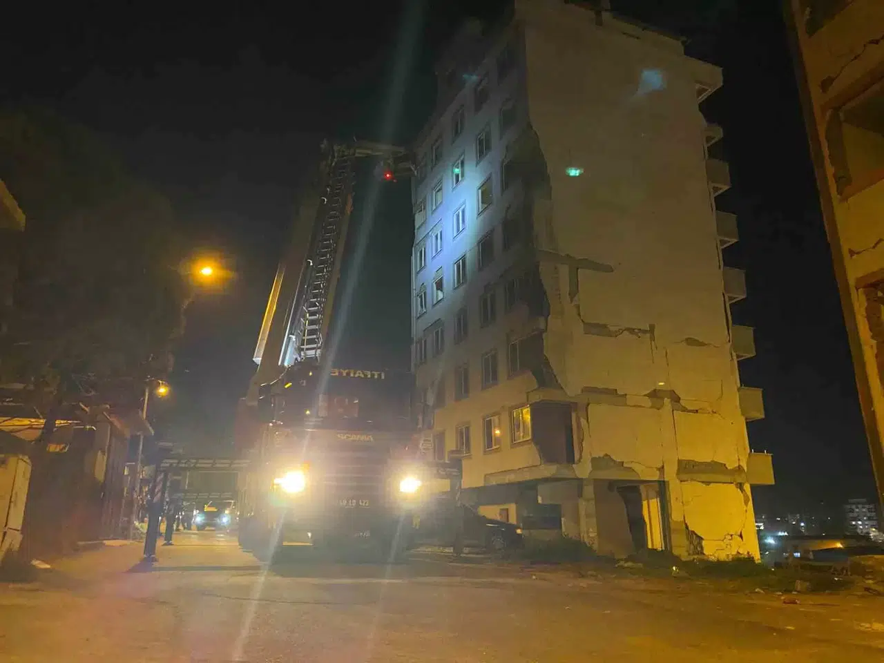 İntihar Etmek Üzereyken Bayılan Şahsı Polis ve İtfaiye Kurtardı