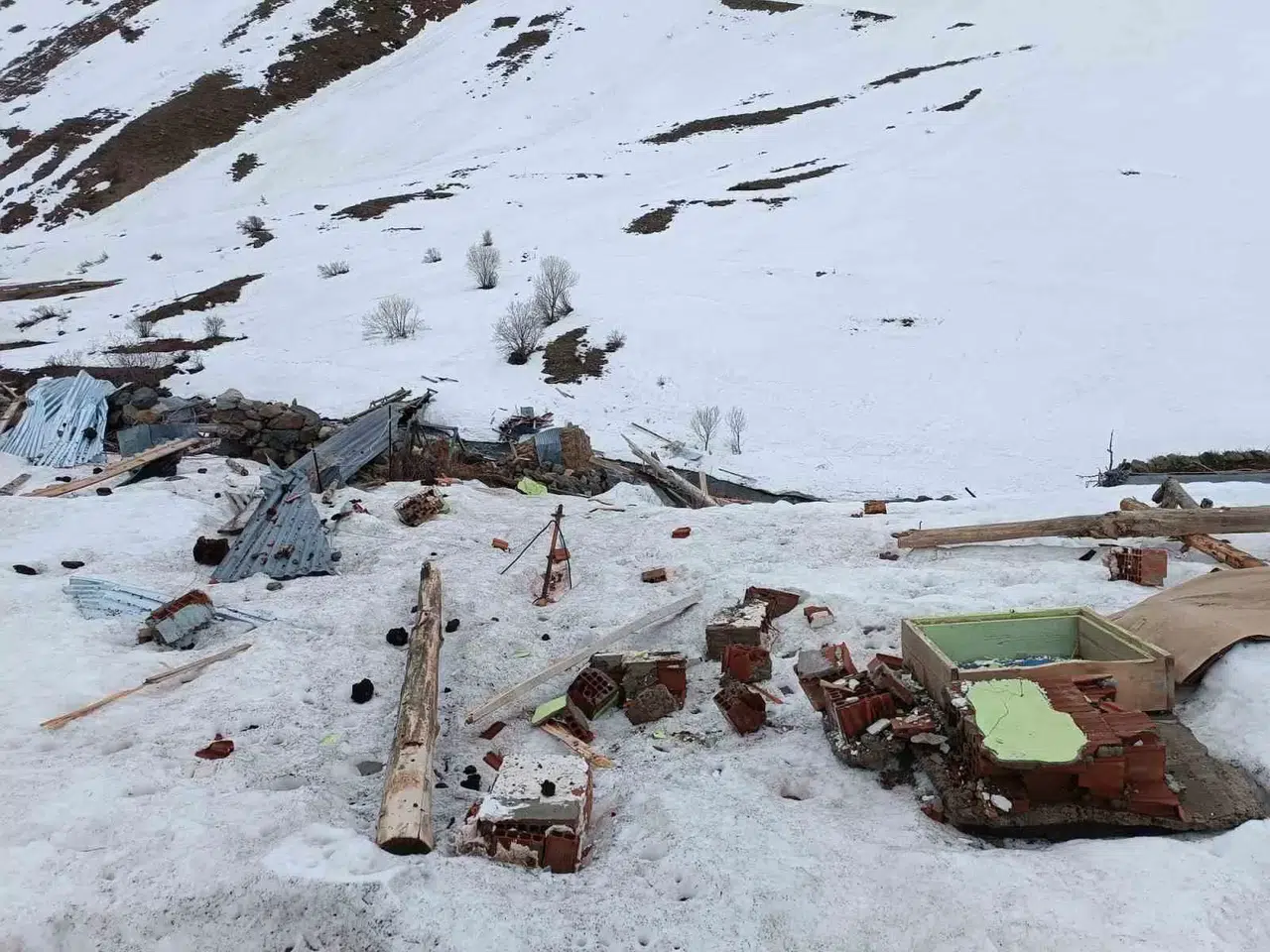 İspir’de Çığ Yayla Konutlarını Yerle Bir Etti