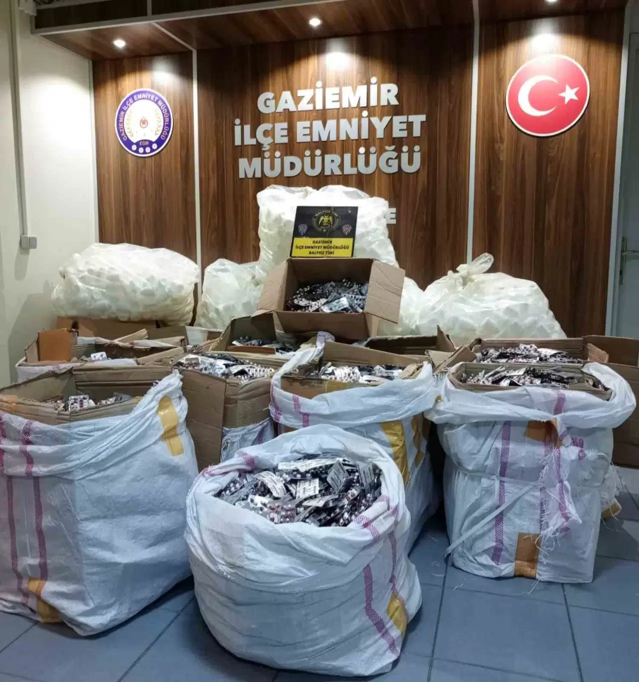 İzmir’de Çuvallar Dolusu Uyuşturucu Nitelikli Hap Ele Geçirildi